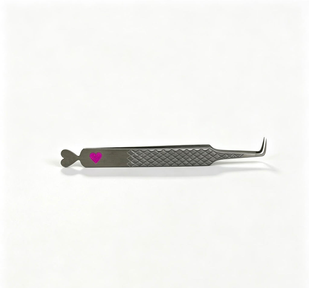 90° Volume Tweezer
Designed specifically for volume work. The 90-degree angle provides a comfortable grip and strong pickup area, making it perfect for creating and picking up handmade volume and mega volume fans.