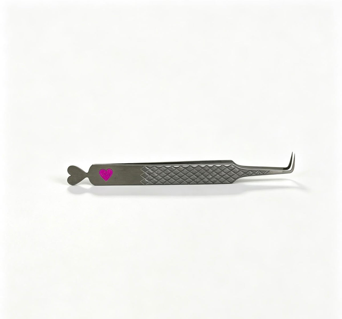 90° Volume Tweezer
Designed specifically for volume work. The 90-degree angle provides a comfortable grip and strong pickup area, making it perfect for creating and picking up handmade volume and mega volume fans.