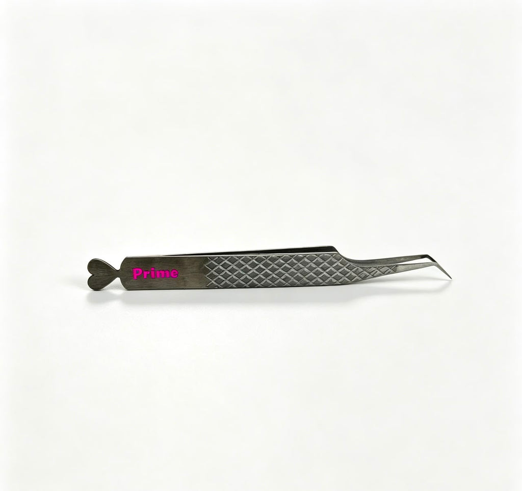 “PRIME” – 180° Hybrid Tweezer
Our versatile 180\-degree hybrid tweezer is perfect for artists who like one tool that can handle multiple techniques\. Great for creating fans, picking up lash extensions, handmade spikes, and customized lash pieces\. Ideal for hybrid, volume, and textured sets\.